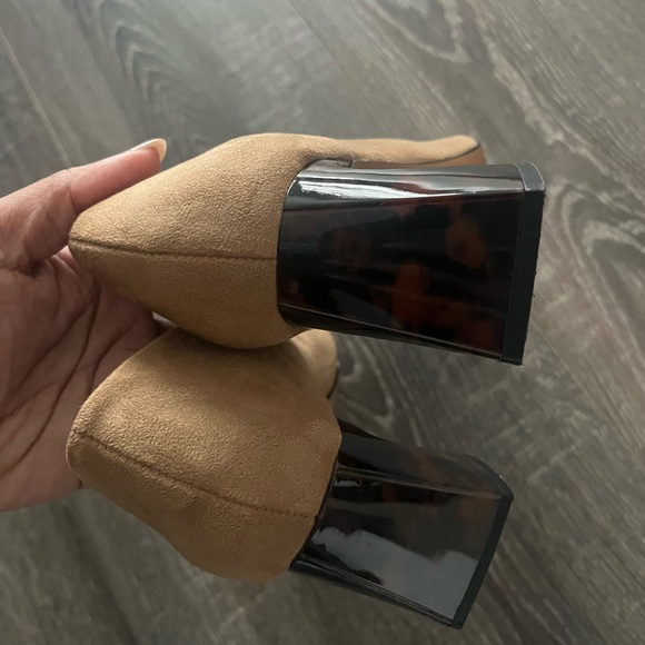 Tan suede pumps with tortoise heel - Picture 8 of 8